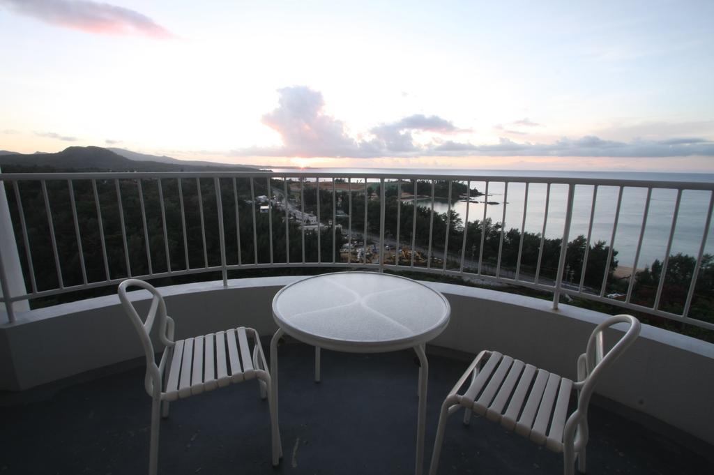 Okinawa Kariyushi Beach Resort Ocean Spa Онна Экстерьер фото